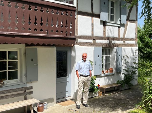 M. Denis Kiss devant l'ancien presbytère à Schönenbuch (crédit photo: Benno Schubiger)