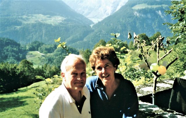 Johanna et Walter Neuenschwander devant leur maison au-dessus de la route du Susten (photo: màd)