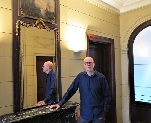 Daniel Burckhardt bereit zum Interview in einer Villa von 1886, die er durch Kauf vor dem Abbruch rettete (Foto: Benno Schubiger)